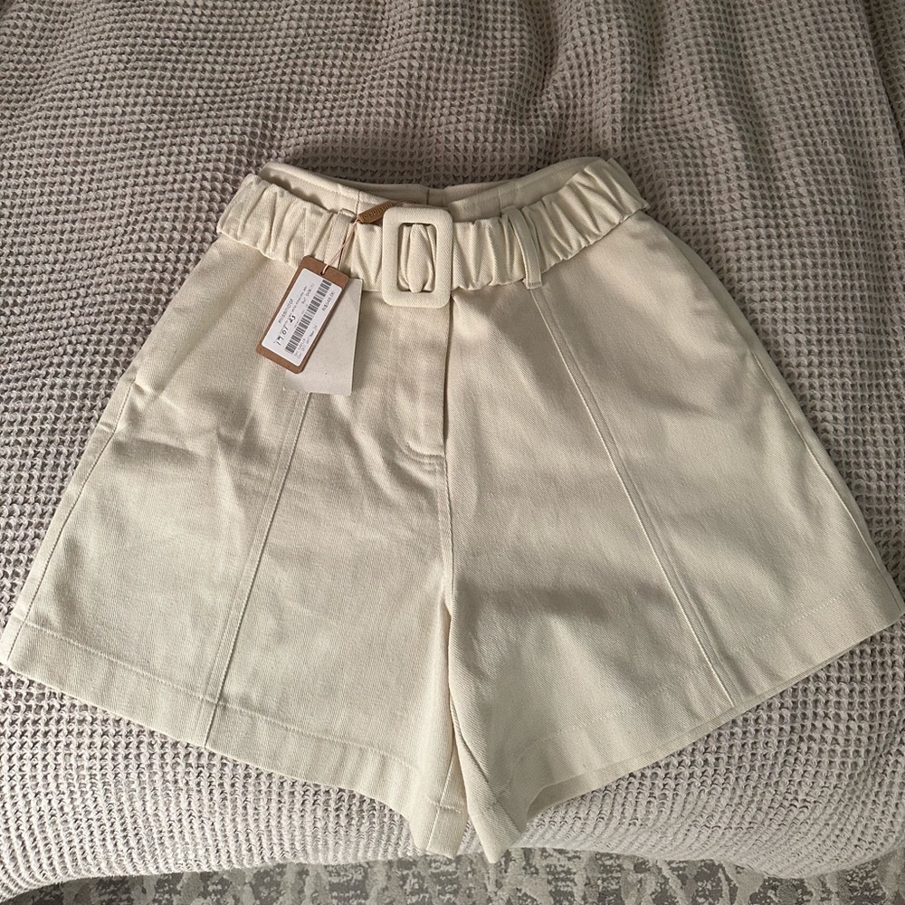 Missinclof cream shorts with belt with tags